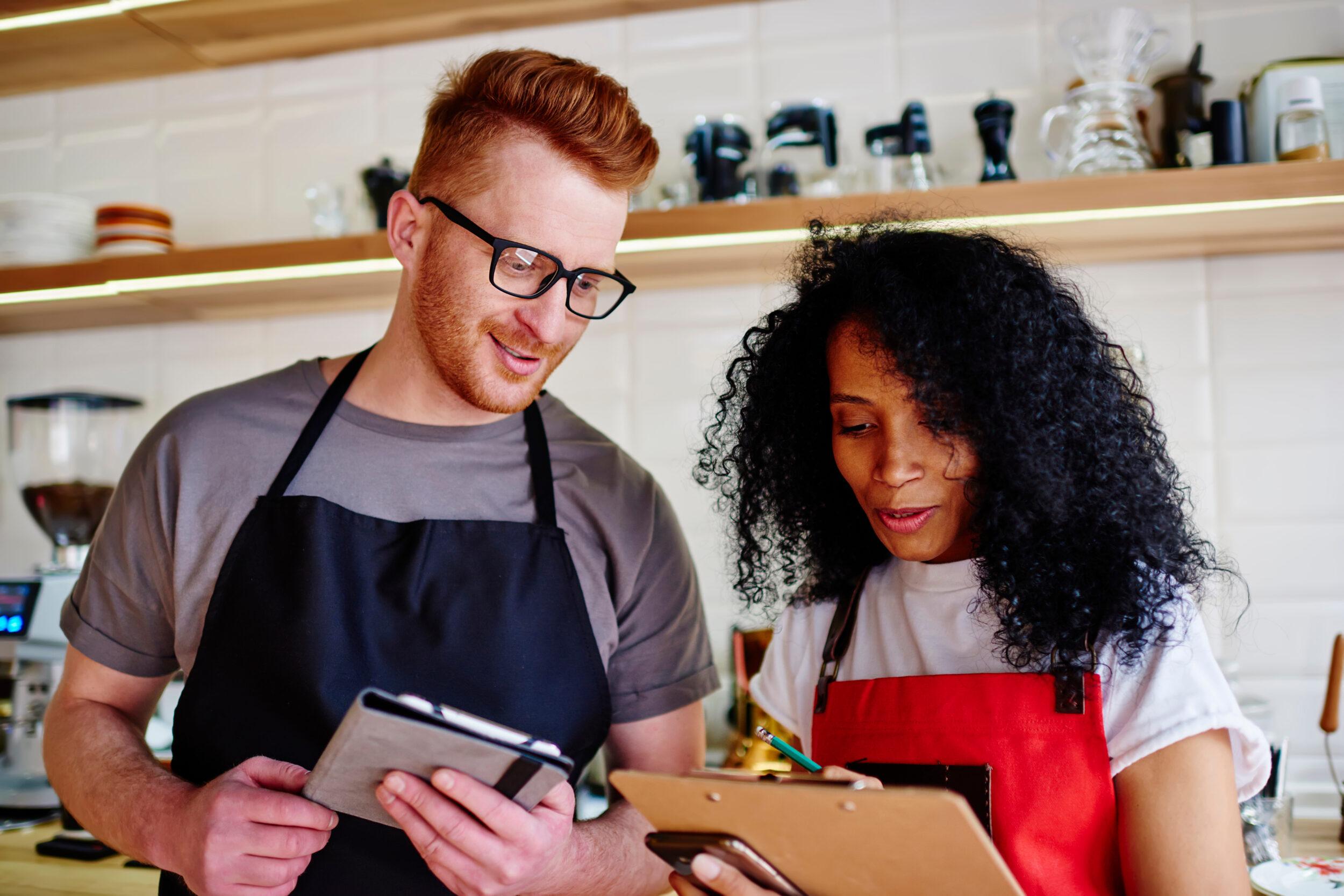 Un homme et une femme avec des tabliers dans une cuisine